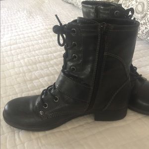 GUESS women’s black ankle boots, size 7.
